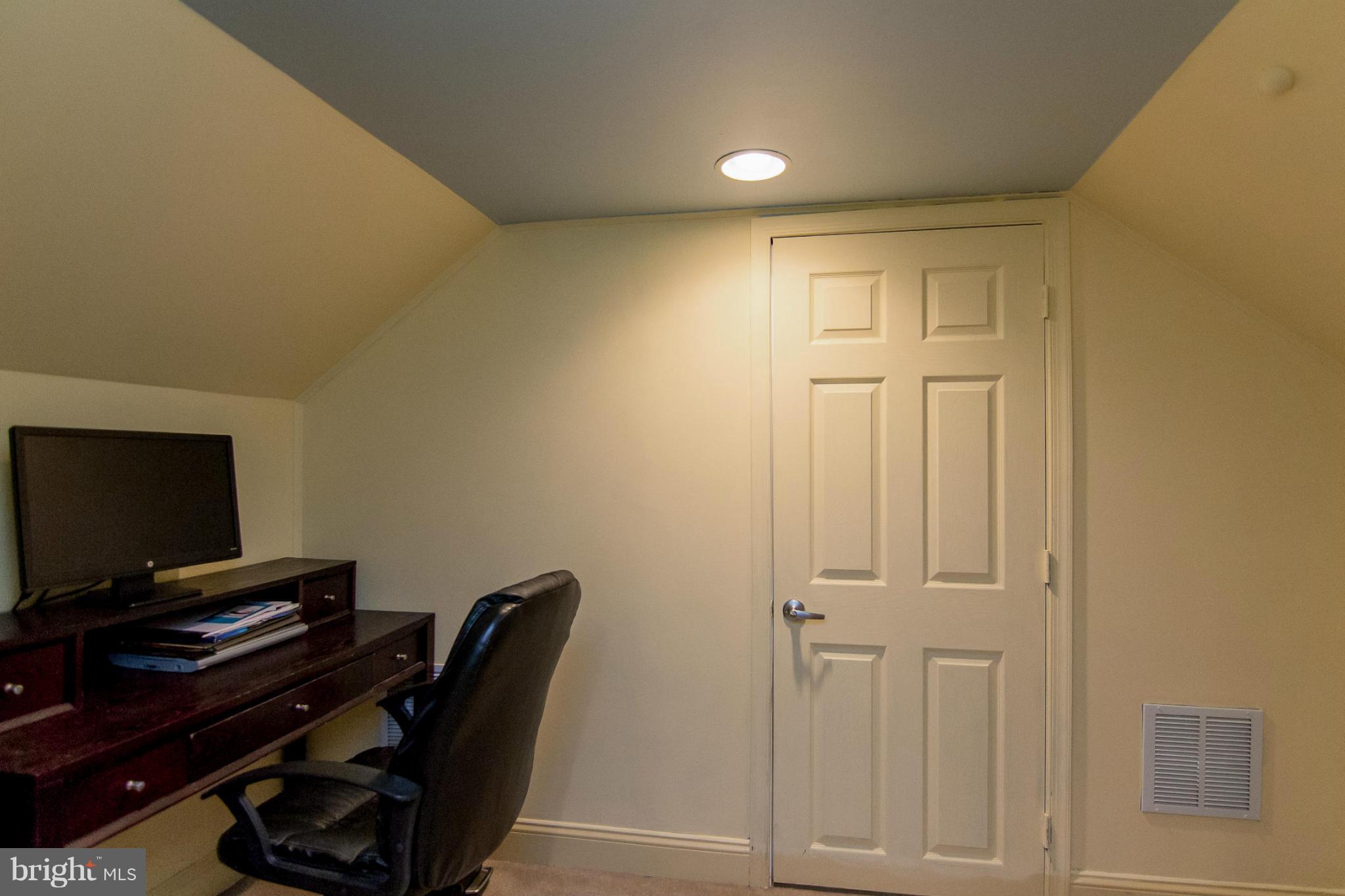 5544 Gayland Road Baltimore, MD 21227 - Photo 13 of 24 a view of a workspace