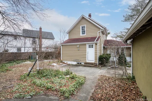 a view of a yard with a tree