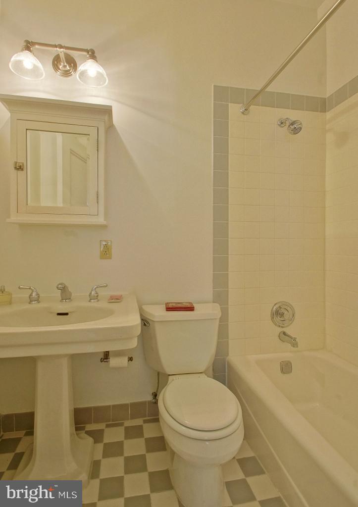 1900 Rittenhouse Square, Unit 7C Philadelphia, PA 19103 - Photo 7 of 11 Gallery Image 7