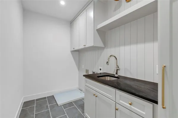 a view of a house with backyard