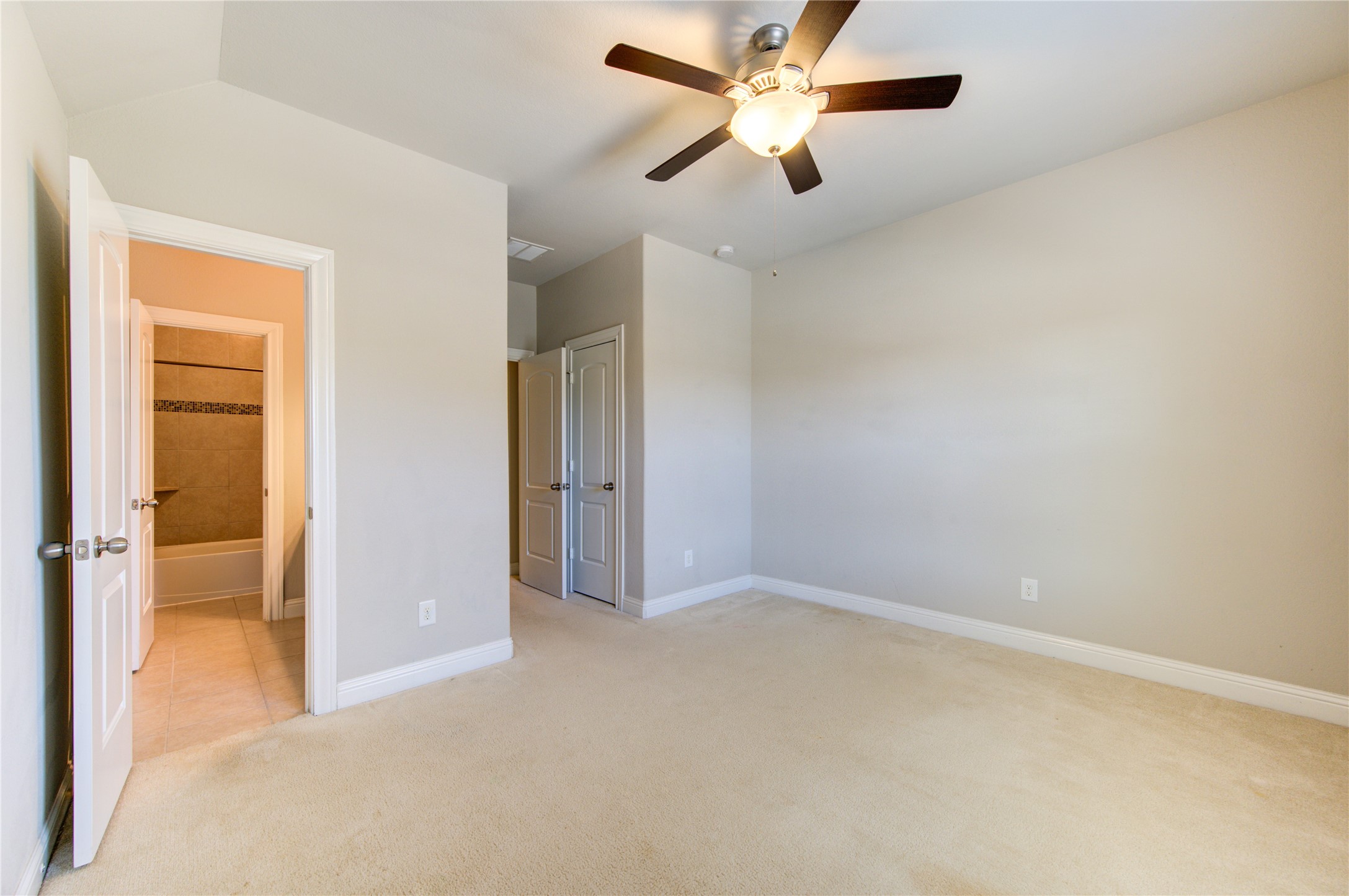 20411 Fawn Rest Place Spring, TX 77379 - Photo 45 of 50 an empty room with closet and a ceiling fan
