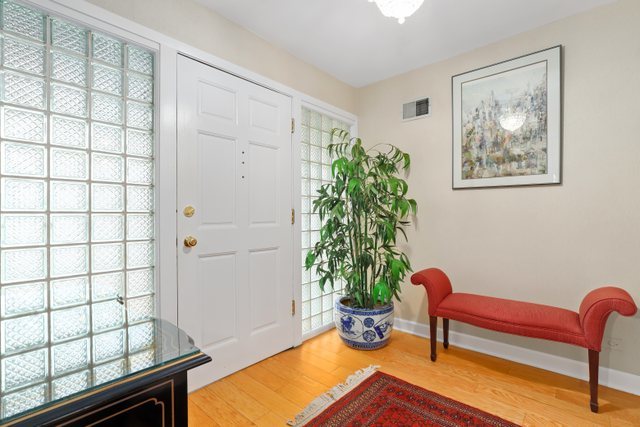 1 North Dee Road, Unit 2D Park Ridge, IL 60068 - Photo 31 of 38 a living room with furniture