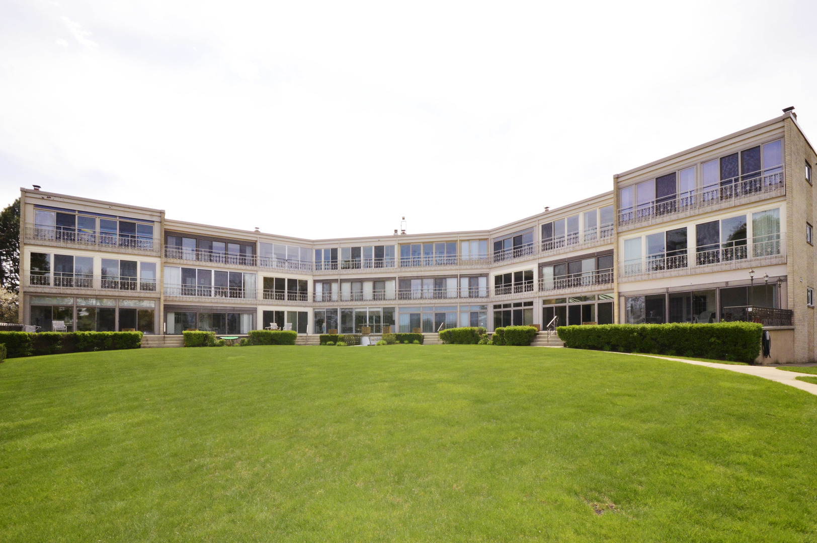 1 North Dee Road, Unit 2D Park Ridge, IL 60068 - Photo 35 of 38 a view of an apartment with a garden and trees