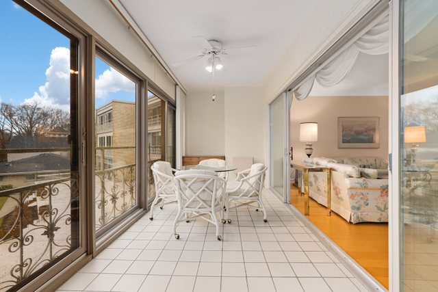 1 North Dee Road, Unit 2D Park Ridge, IL 60068 - Photo 9 of 38 a very nice looking room with a large window