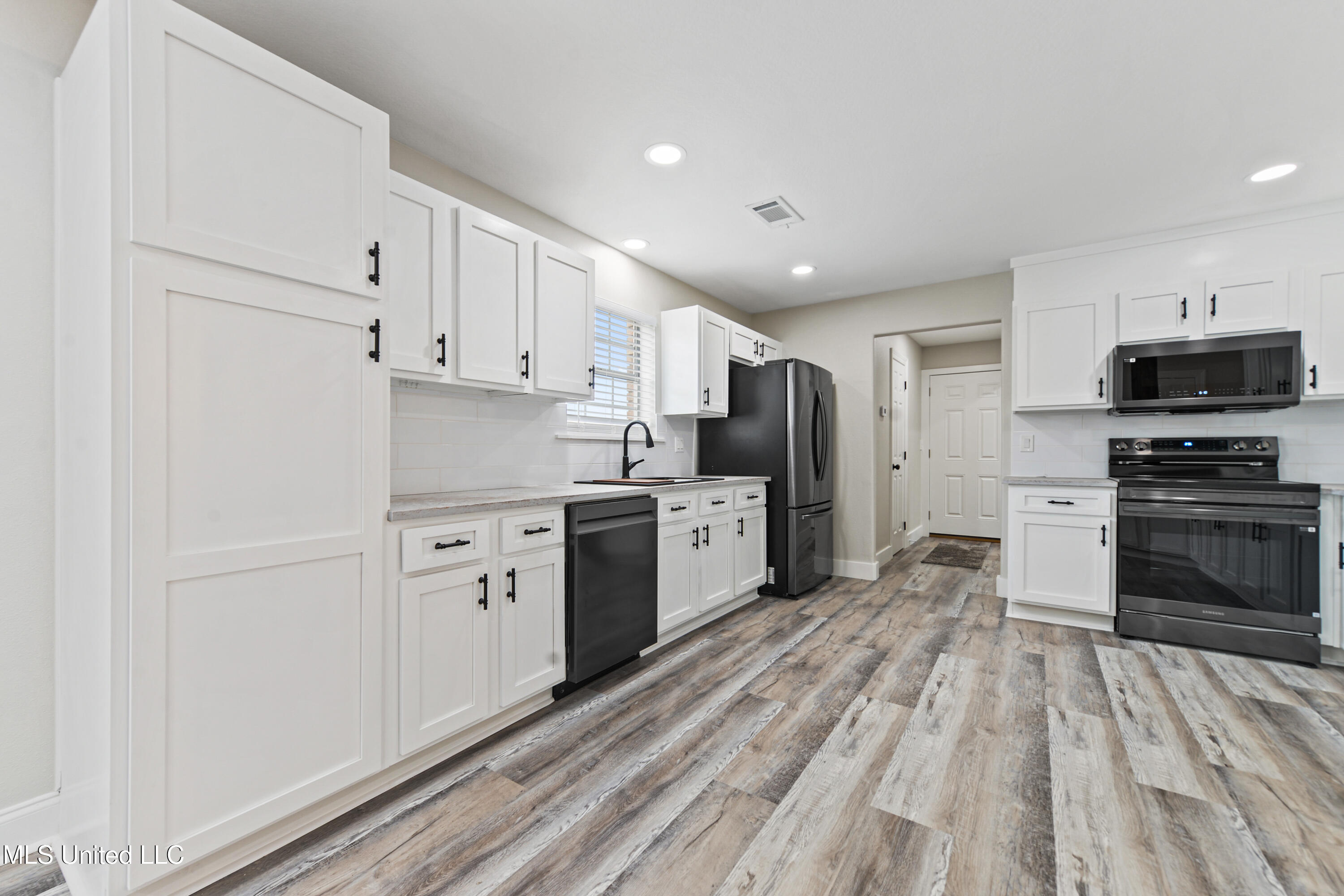 15201 South Swan Road Gulfport, MS 39503 - Photo 8 of 24 008