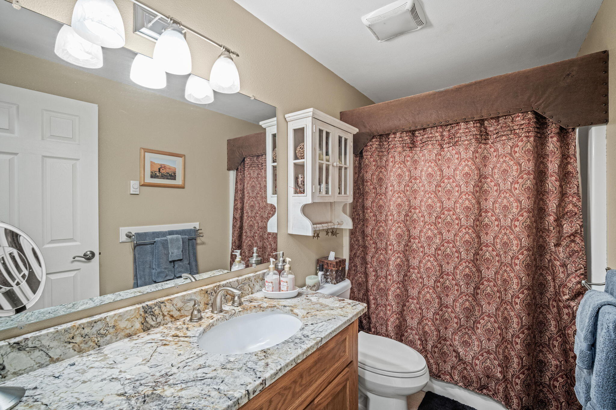16255 Paulina View Road La Pine, OR 97739 - Photo 25 of 71 Hall Bath with a tub shower combo