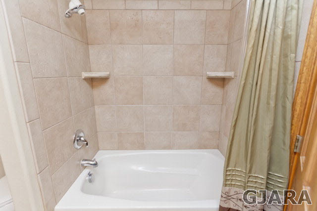 2638 H Road Grand Junction, CO 81506 - Photo 21 of 36 a bathroom with a bathtub