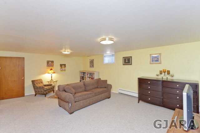 2638 H Road Grand Junction, CO 81506 - Photo 25 of 36 a living room with furniture and mirror