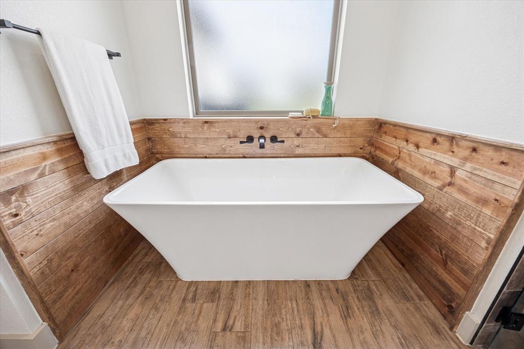 2028 Carrie Court Weatherford, TX 76088 - Photo 23 of 40 a bathroom with a bathtub