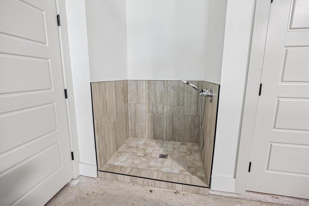 2028 Carrie Court Weatherford, TX 76088 - Photo 24 of 40 a bathroom with a glass shower door