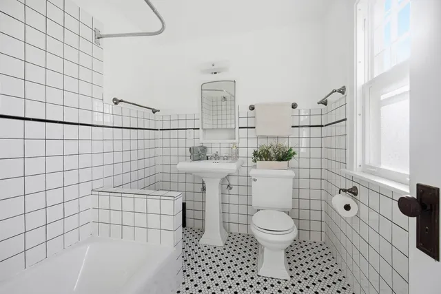 $435,000 | 1489 East Algonquin Road, Des Plaines, IL 60016