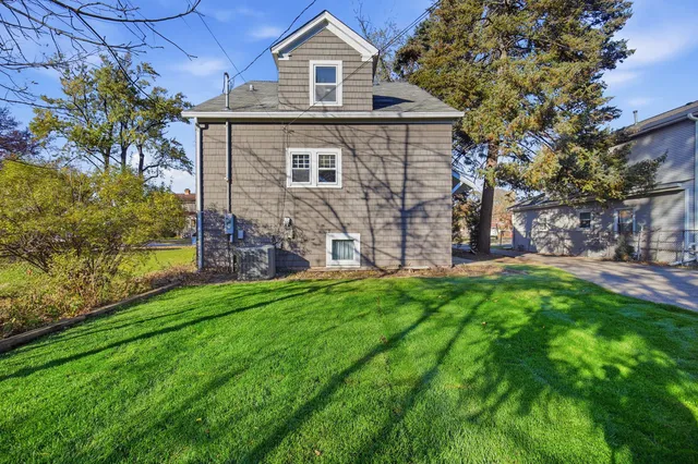 $435,000 | 1489 East Algonquin Road, Des Plaines, IL 60016