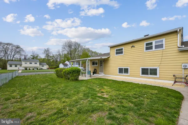 a view of a house with backyard