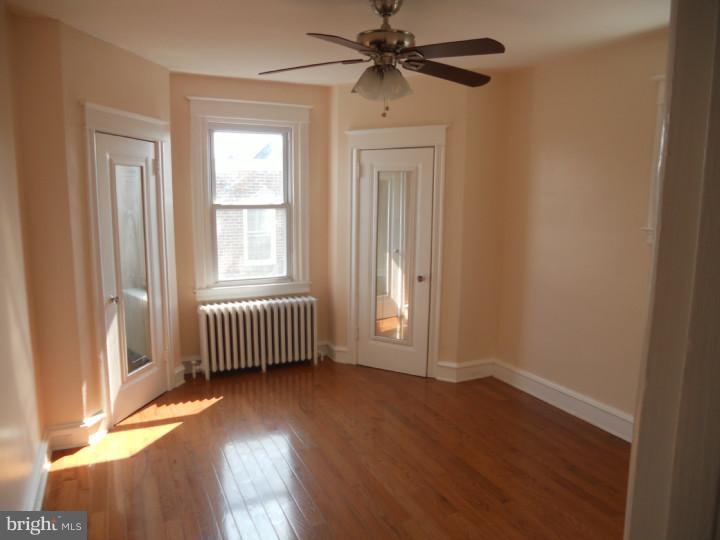 258 Avon Road Upper Darby, PA 19082 - Photo 3 of 17 Living Room