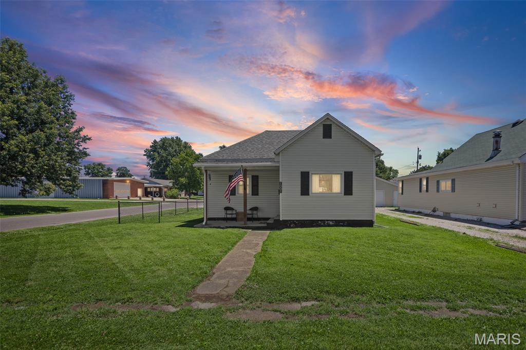 1001 South Macoupin Street Gillespie, IL 62033 - Photo 4 of 38