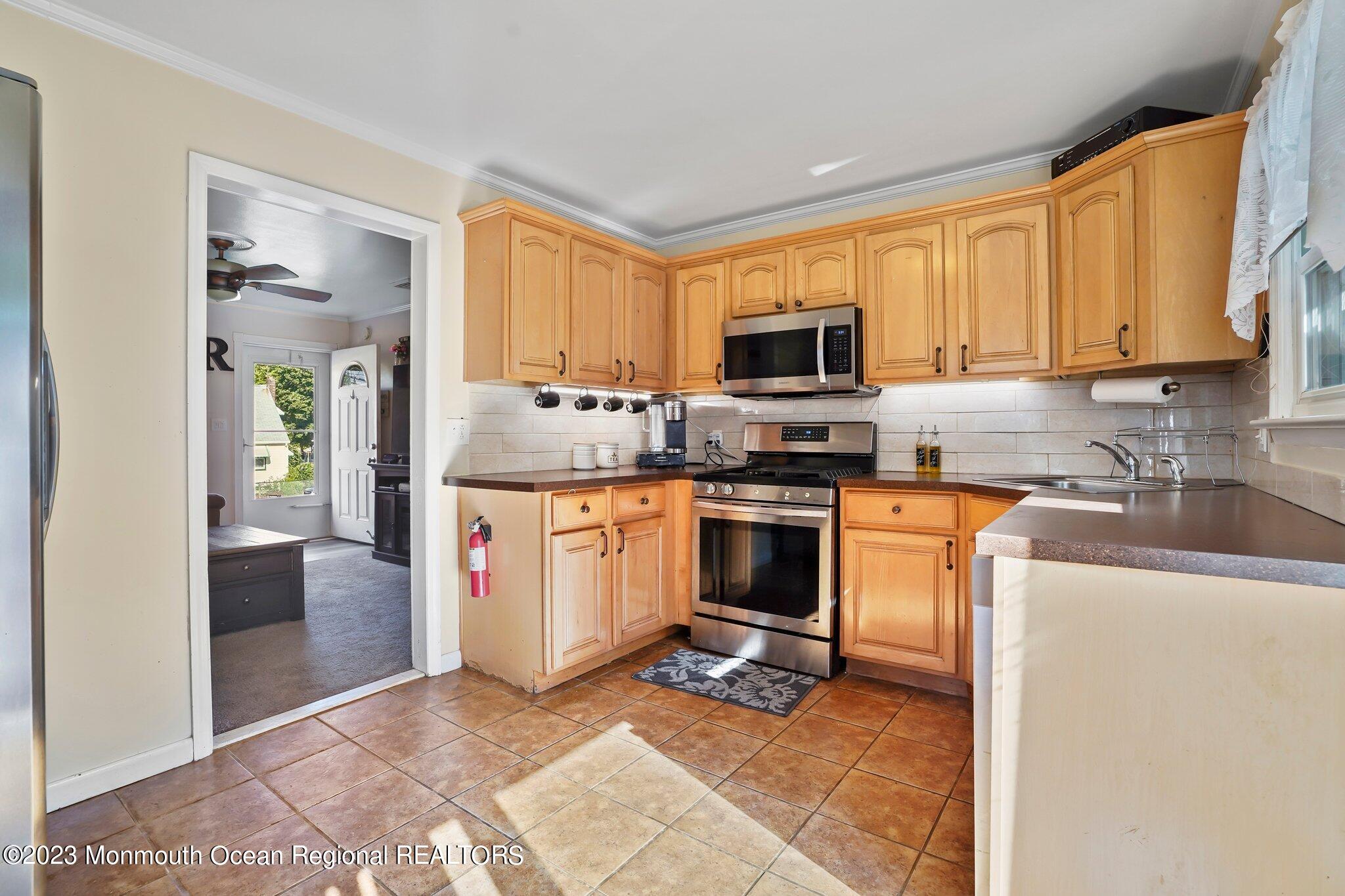 819 Shore Concourse Keyport, NJ 07735 - Photo 9 of 26 11-web-or-mls-DSC08270