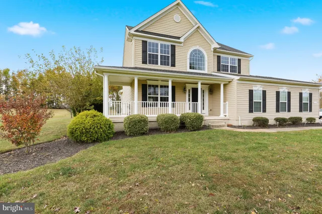 a view of a house with backyard and garden