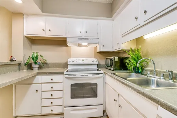 $1,200 | 5322 Fleetwood Oaks Avenue, Unit 242, Dallas, TX 75235