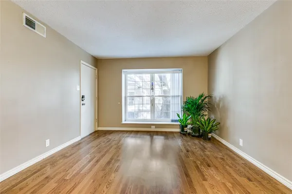 $1,200 | 5322 Fleetwood Oaks Avenue, Unit 242, Dallas, TX 75235