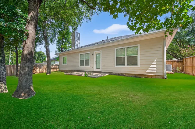 a view of a house with a backyard