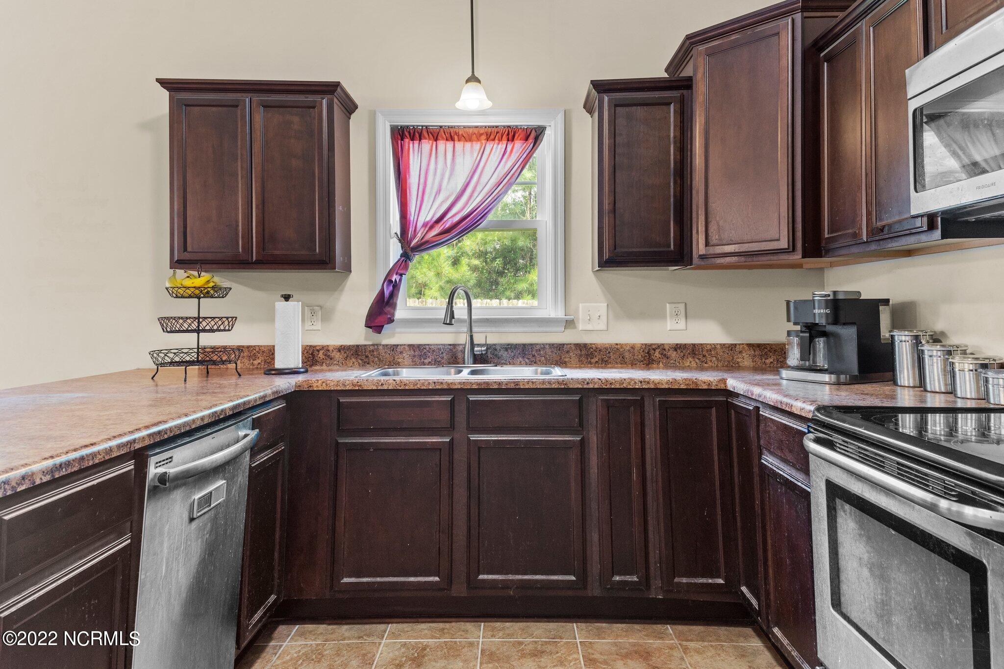 111 Stone Gate Jacksonville, NC 28546 - Photo 14 of 44 39-web-or-mls-DSC07428