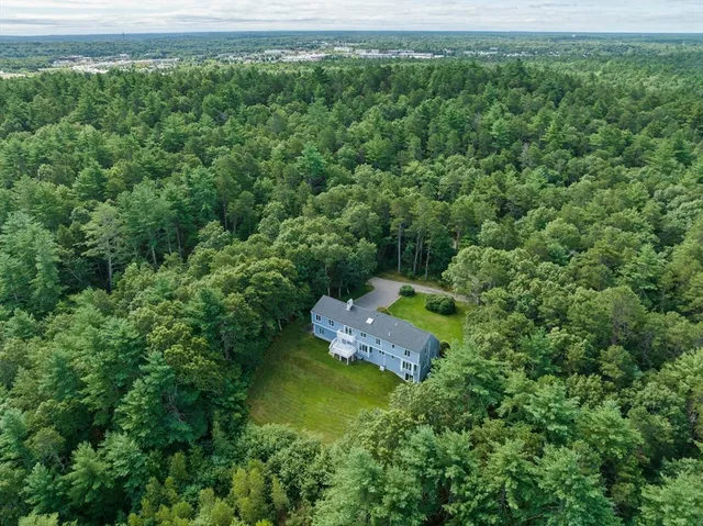 a view of a back yard