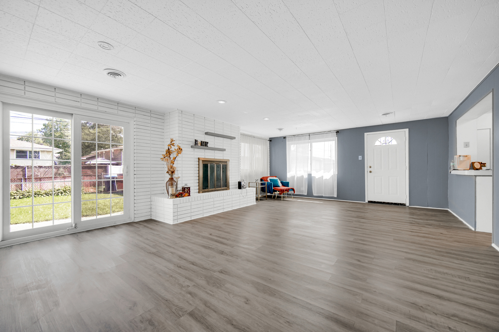 1455 Burnham Avenue Calumet City, IL 60409 - Photo 7 of 20 a view of a livingroom with a window and wooden floor