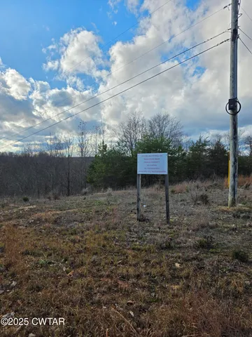a view of a bench in the middle of a yard