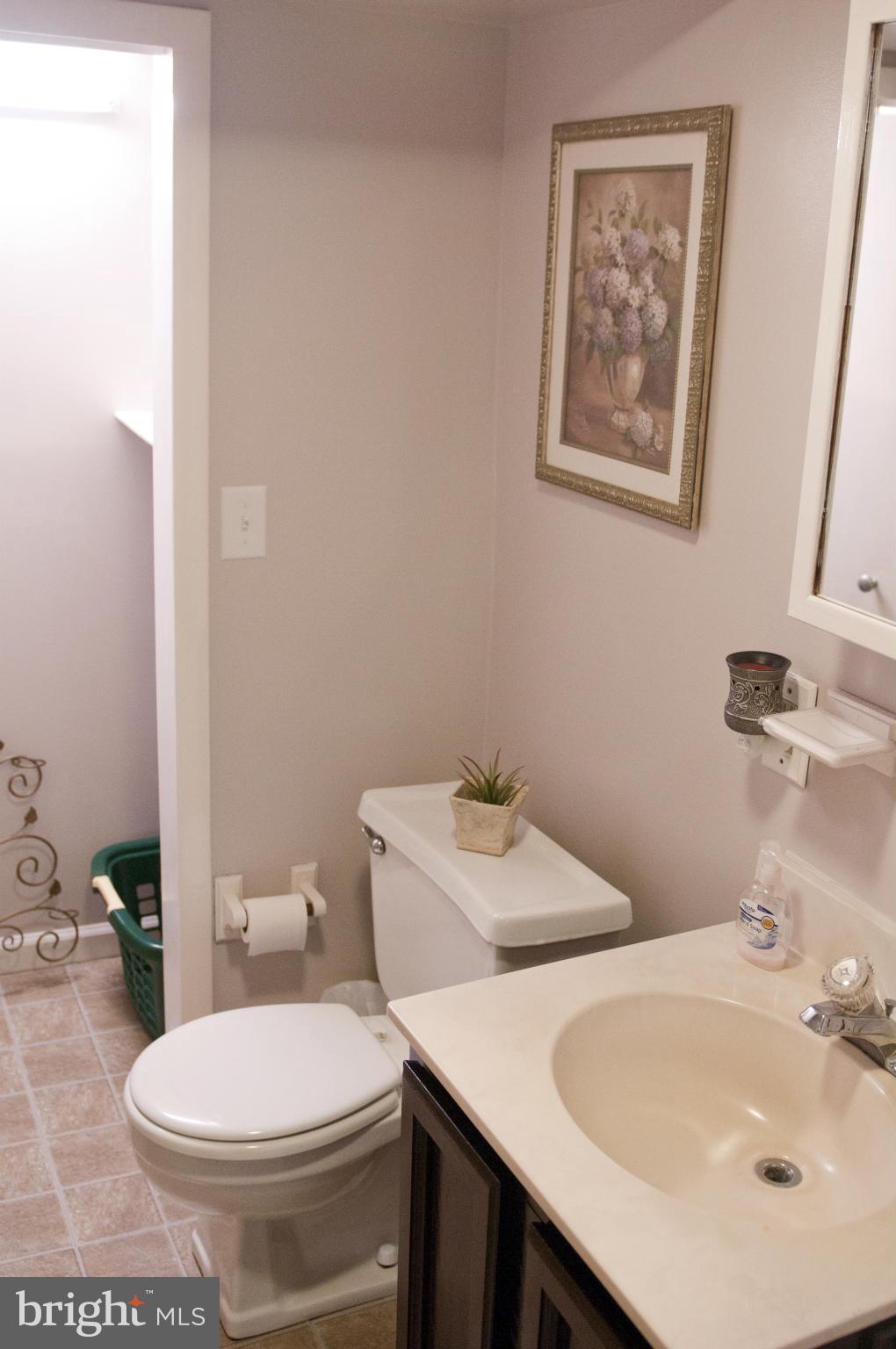 5524 Oakland Road Baltimore, MD 21227 - Photo 24 of 28 Bath