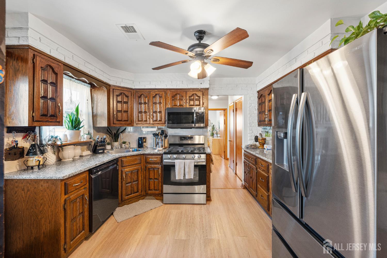 8 Johnson Street Carteret, NJ 07008 - Photo 12 of 50