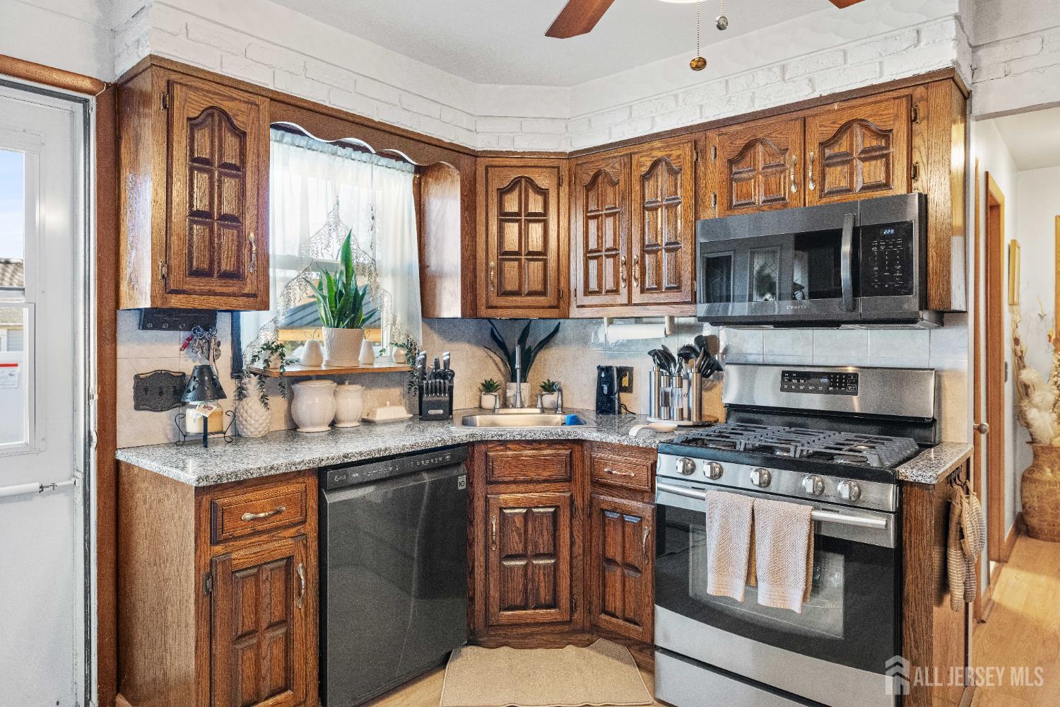 8 Johnson Street Carteret, NJ 07008 - Photo 13 of 50