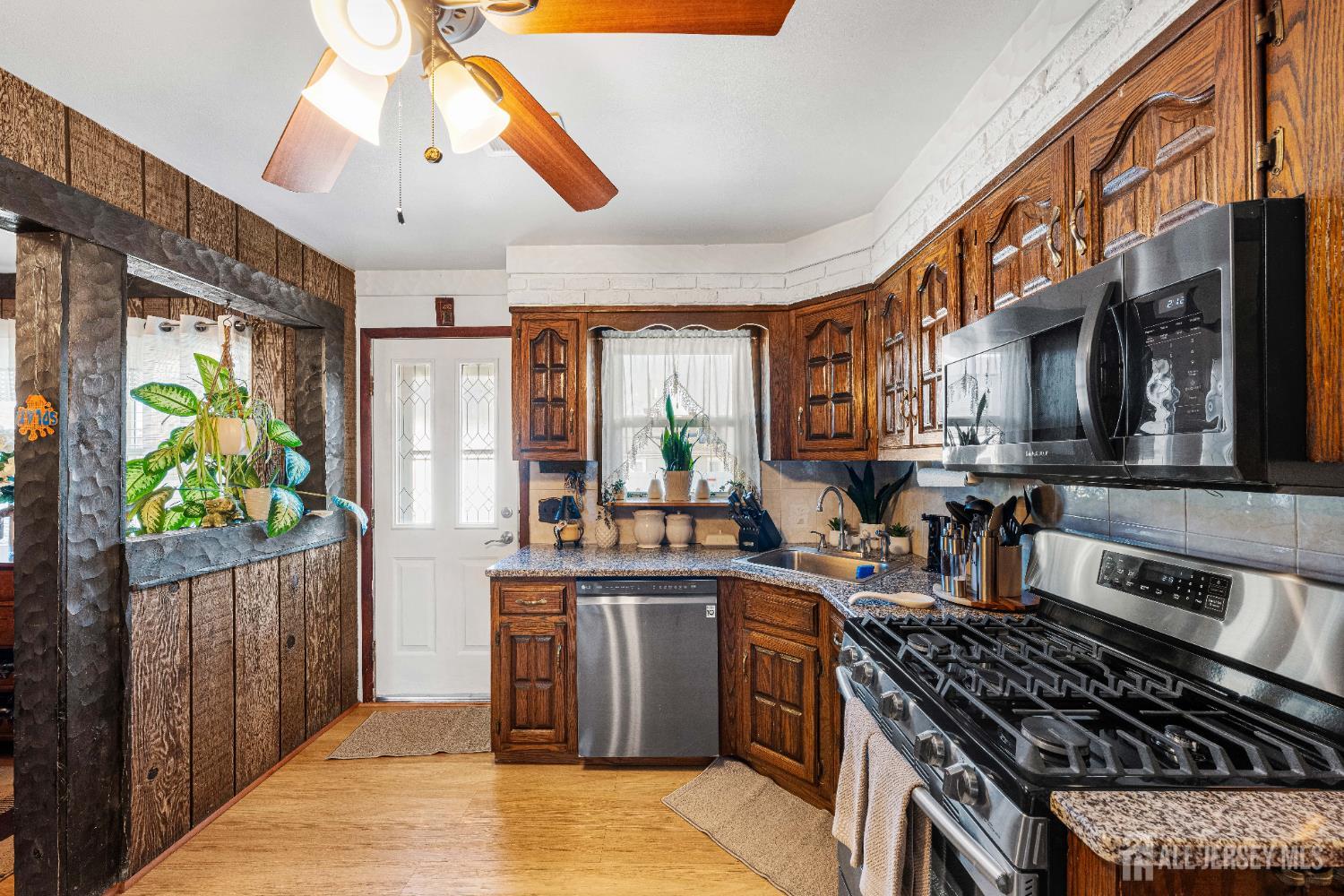 8 Johnson Street Carteret, NJ 07008 - Photo 16 of 50