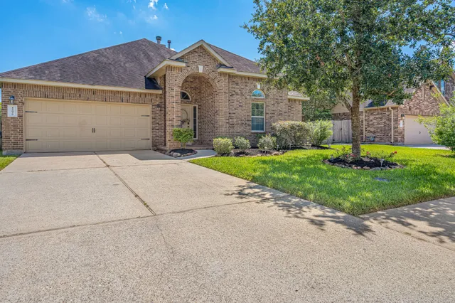 $305,000 | 12026 Eagle Ridge Drive, Mont Belvieu, TX 77535