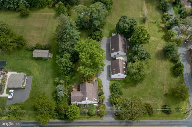 an aerial view of a house with outdoor space and lake view