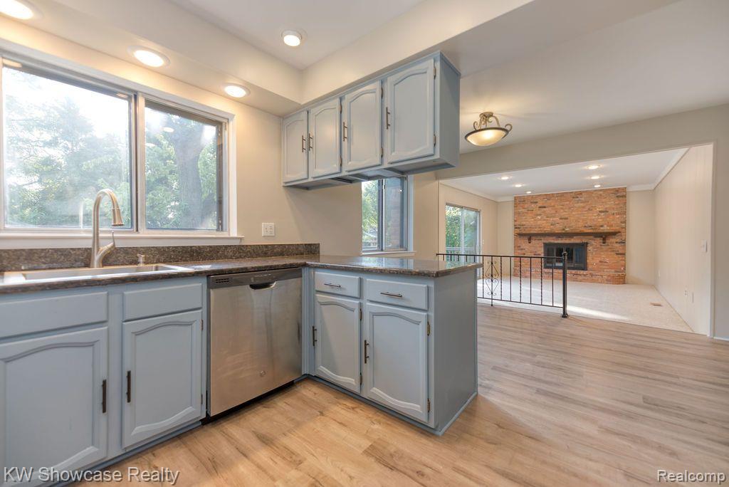 16008 Newburgh Road Livonia, MI 48154 - Photo 12 of 29 Granite counters in kitchen