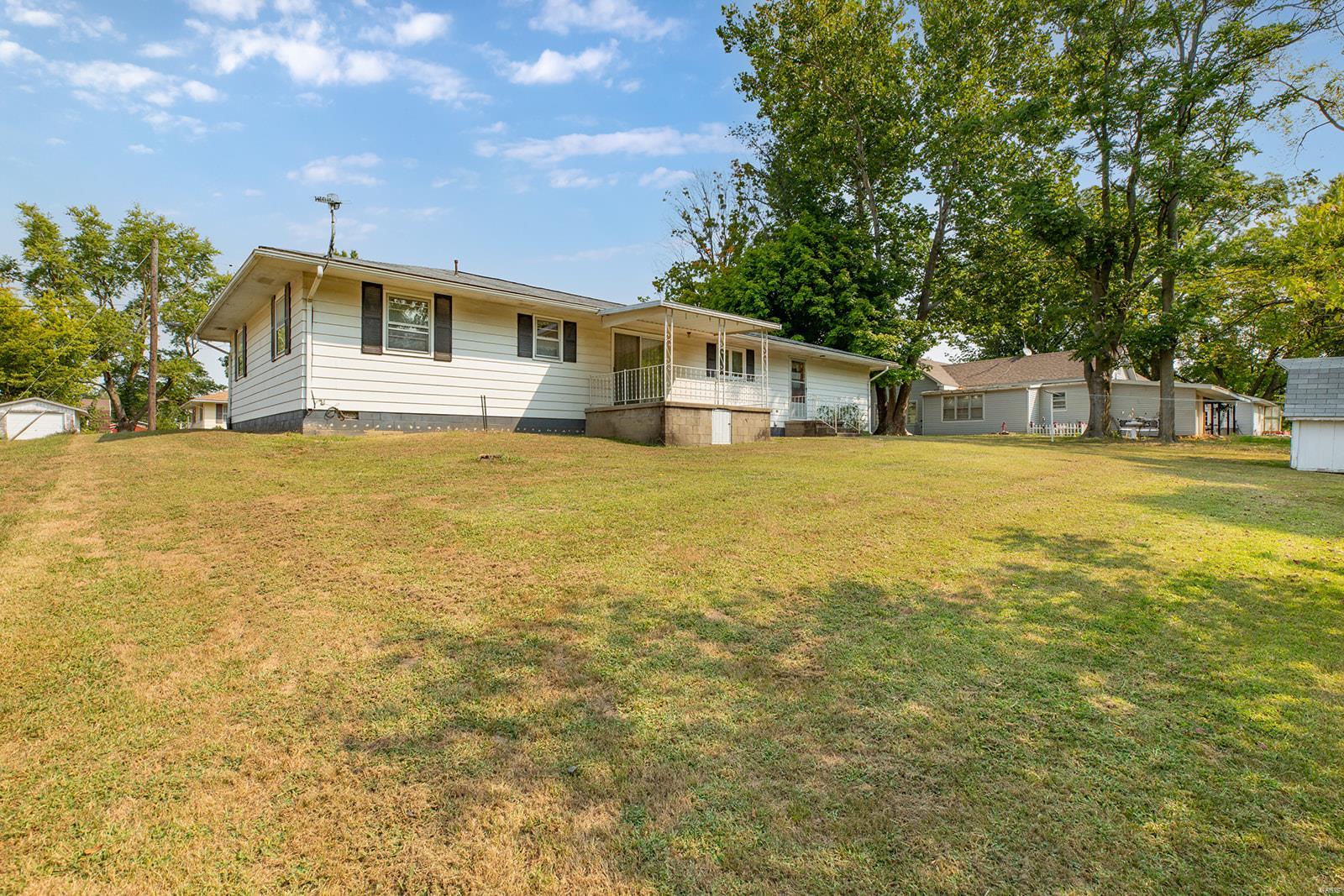 408 Cedar Greenfield, IL 62044 - Photo 9 of 37