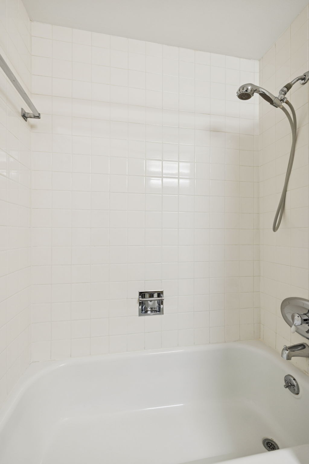 4215 Harding Pike, Unit 204 Nashville, TN 37205 - Photo 26 of 40 a bathroom with a bathtub