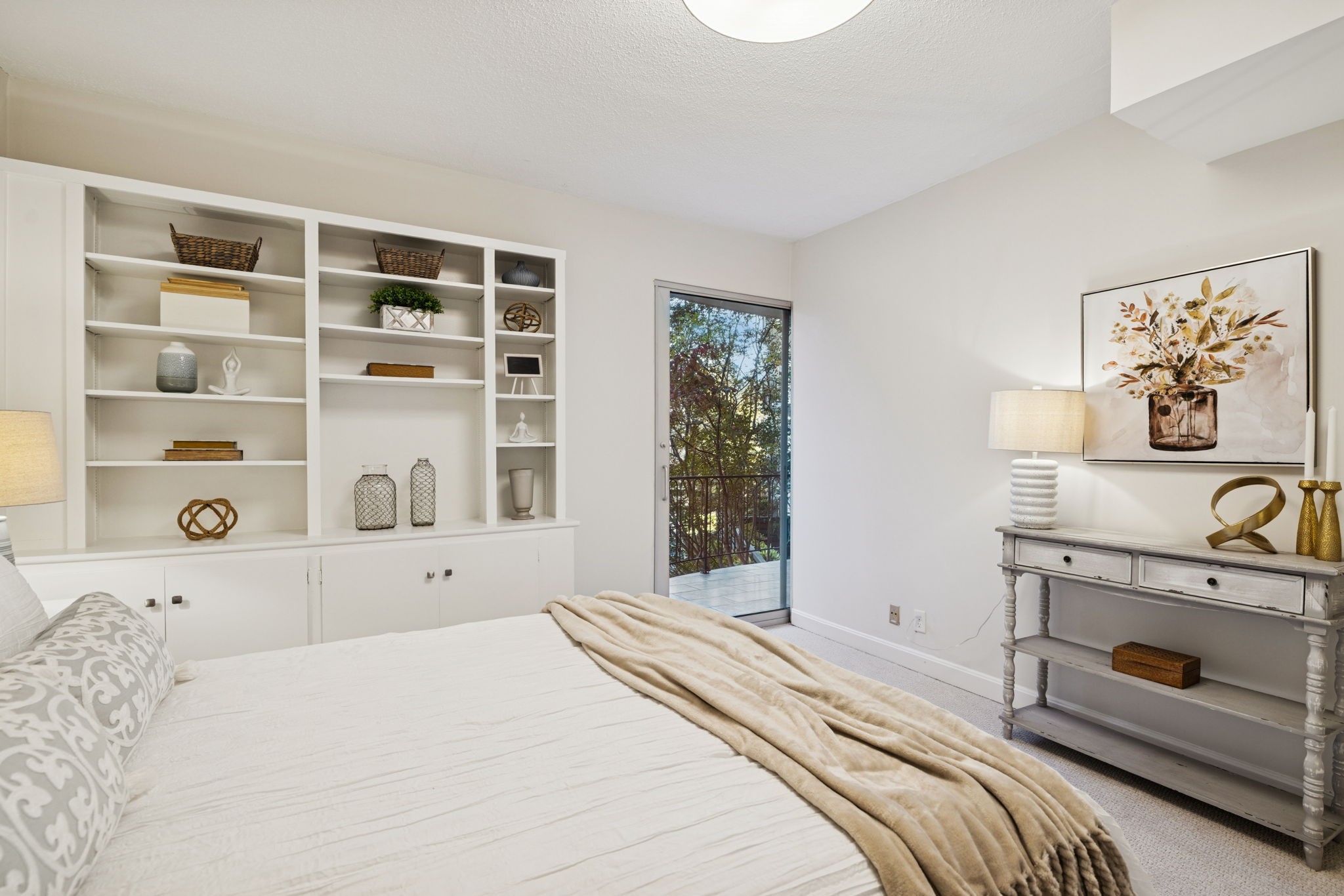 4215 Harding Pike, Unit 204 Nashville, TN 37205 - Photo 27 of 40 a bedroom with a bed and a window