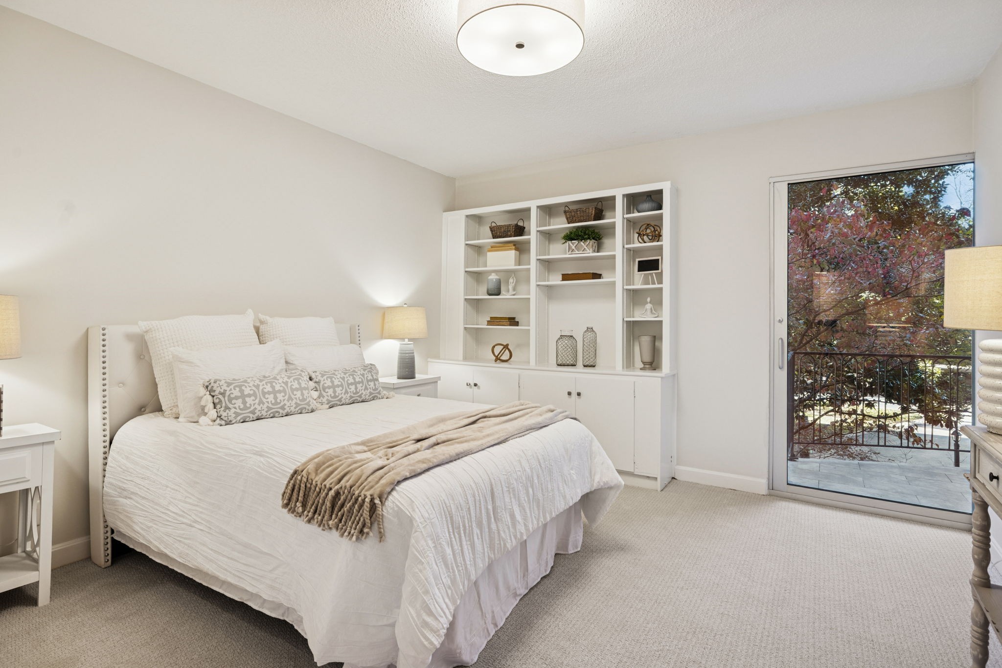 4215 Harding Pike, Unit 204 Nashville, TN 37205 - Photo 28 of 40 a bedroom with a bed and a large window