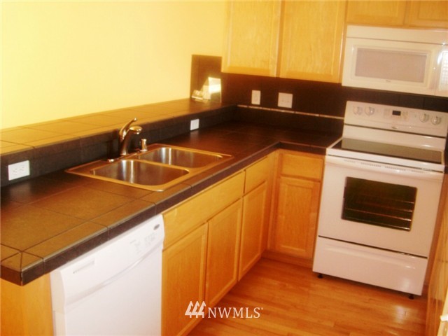 11564 Southeast 170th Court Renton, WA 98055 - Photo 4 of 15