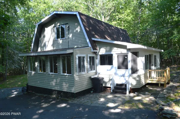 $269,900 | 121 Ledgeview Drive, Hawley, PA 18428