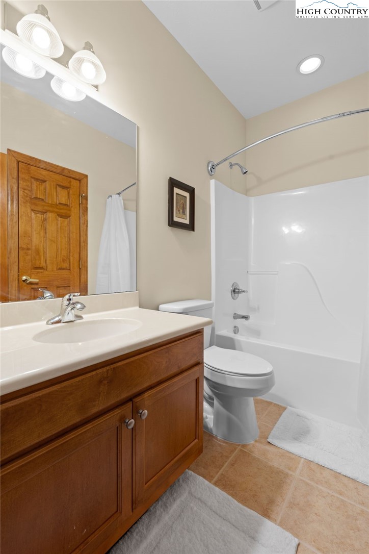 143 Wildflower Ridge, Unit 17D Sugar Mountain, NC 28604 - Photo 25 of 36 a bathroom with a double vanity sink and a bathtub