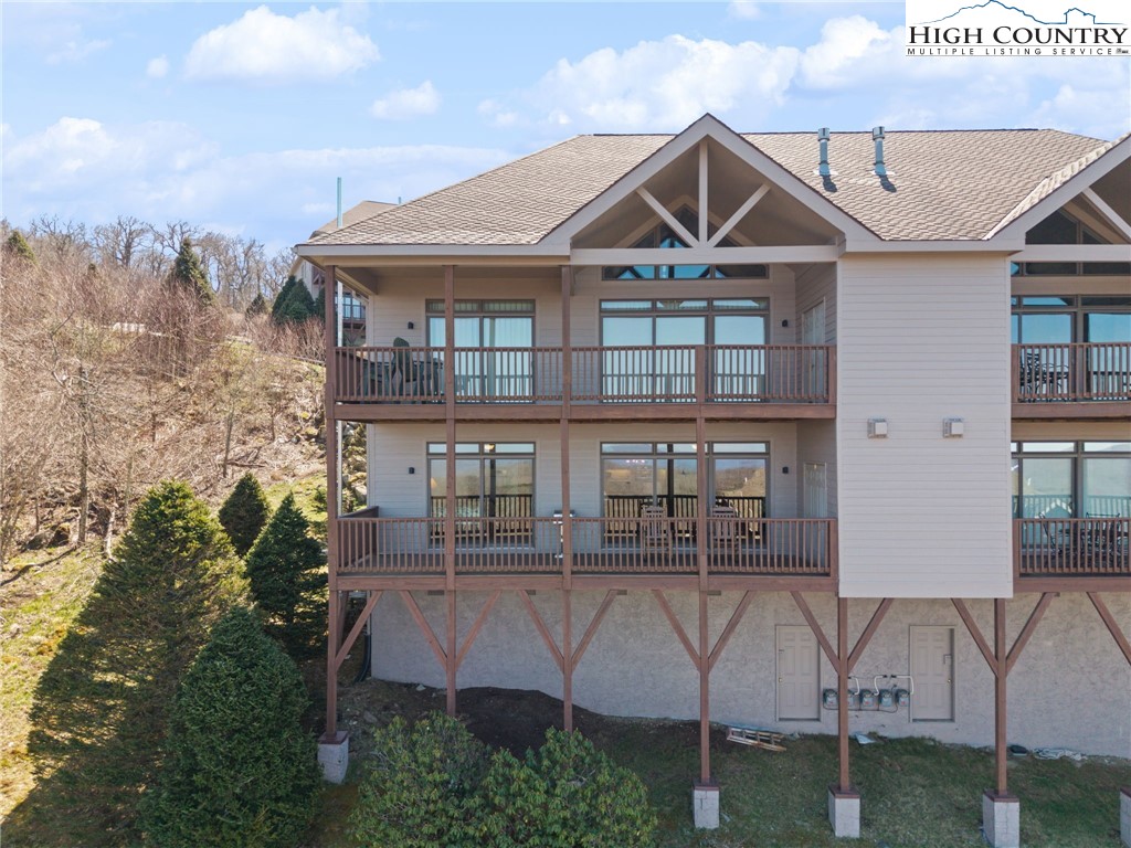 143 Wildflower Ridge, Unit 17D Sugar Mountain, NC 28604 - Photo 33 of 36 a front view of a house with balcony