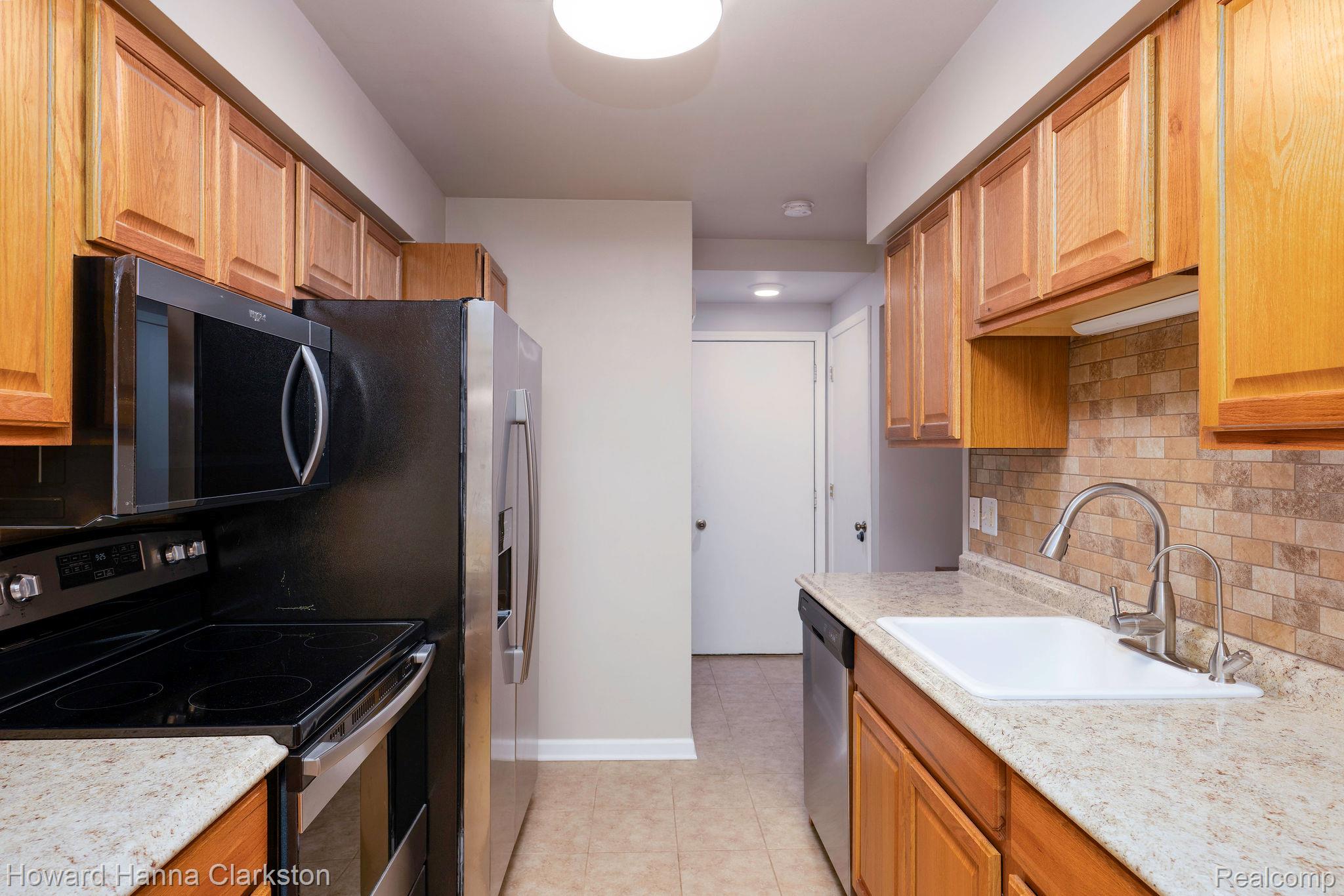 3145 Hidden Ridge Drive Waterford, MI 48328 - Photo 7 of 26 Plenty of cupboard space in kitchen.