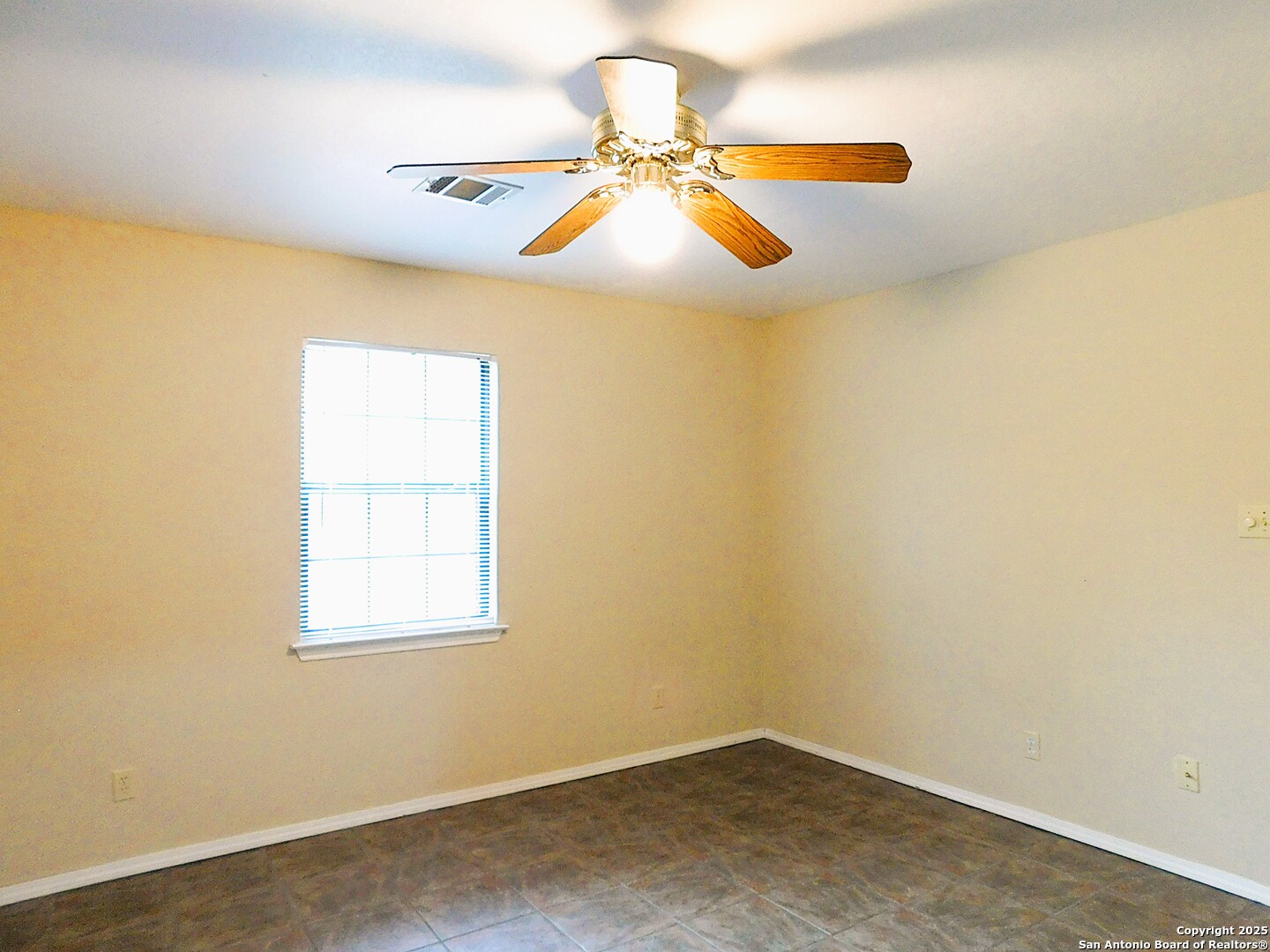 525 Cherry Ridge Floresville, TX 78114 - Photo 23 of 33 an empty room with a window