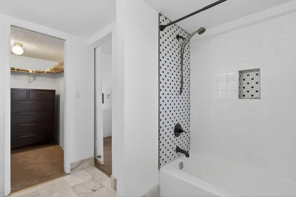 $2,800 | 3960 Oaks Clubhouse Drive, Unit 512, Pompano Beach, FL 33069
