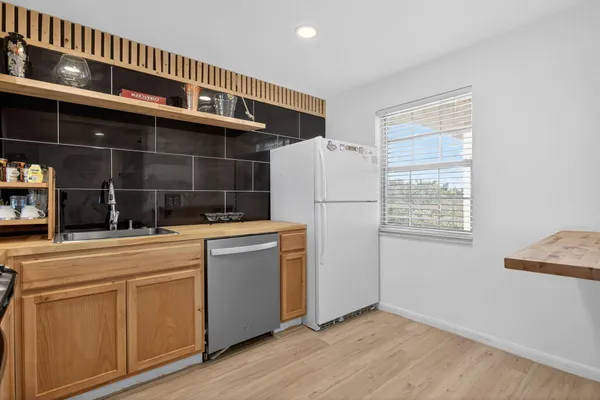 $2,800 | 3960 Oaks Clubhouse Drive, Unit 512, Pompano Beach, FL 33069
