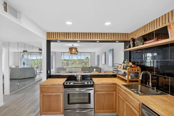 $2,800 | 3960 Oaks Clubhouse Drive, Unit 512, Pompano Beach, FL 33069