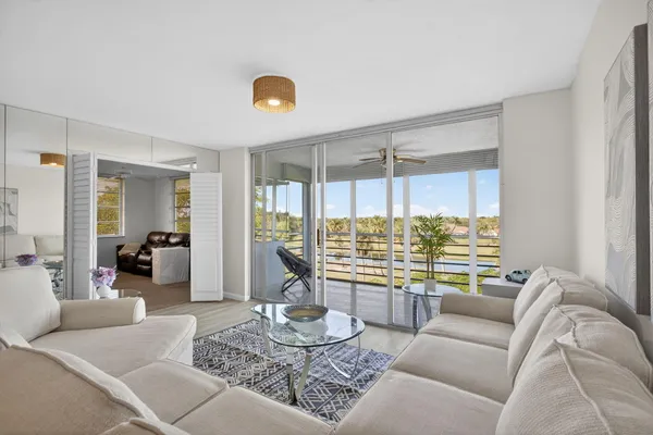 $2,800 | 3960 Oaks Clubhouse Drive, Unit 512, Pompano Beach, FL 33069