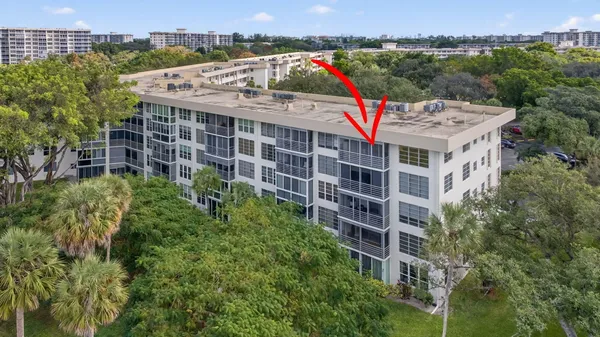 $2,800 | 3960 Oaks Clubhouse Drive, Unit 512, Pompano Beach, FL 33069